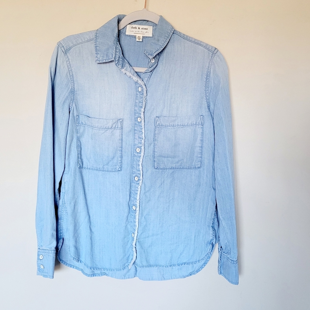 Anthropologie Cloth &‎ Stone Chambray Buttondown